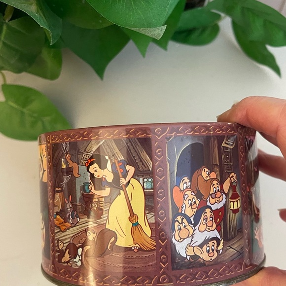 Vintage Walt Disney Snow White & The Seven Dwarfs Candy Tin - Picture 8 of 15